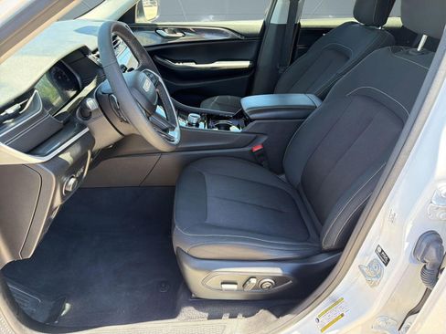 Used 2023 Jeep Grand Cherokee Laredo w/ Luxury Tech Group I AWD/4WD image 5