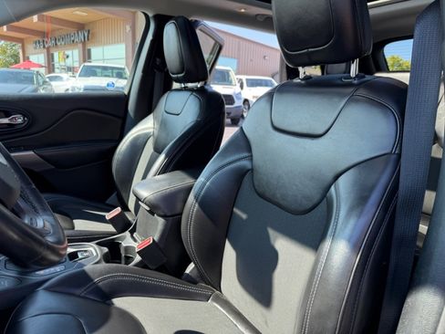 Used 2019 Jeep Cherokee Latitude Plus w/ Comfort/Convenience Group image 16