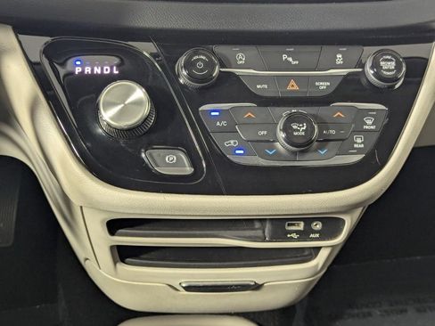 Used 2018 Chrysler Pacifica Touring-L FWD image 21