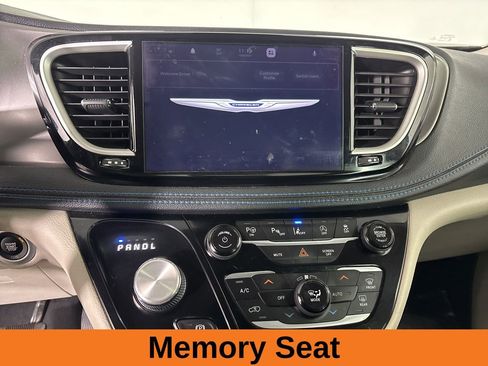 Used 2021 Chrysler Pacifica Touring-L w/ Uconnect Theater Family Group image 18
