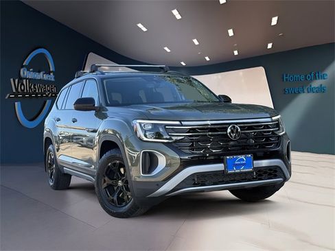 Certified 2025 Volkswagen Atlas Peak Edition SE image 1