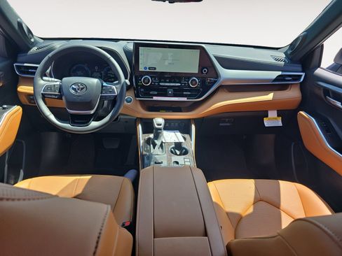 New 2026 Toyota Highlander Platinum AWD/4WD image 10