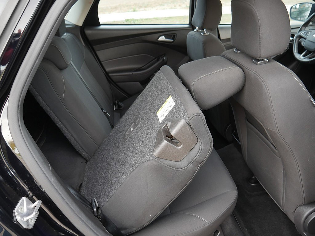 Used 2016 Ford Focus SE w/ SE Cold Weather Package FWD image 47