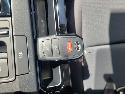 Used 2026 Toyota Prius LE FWD image 33