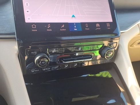 Used 2025 Jeep Grand Cherokee L Limited AWD/4WD image 16