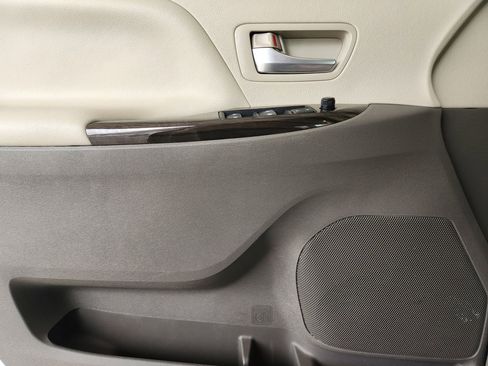 Used 2020 Toyota Sienna XLE Premium FWD image 22