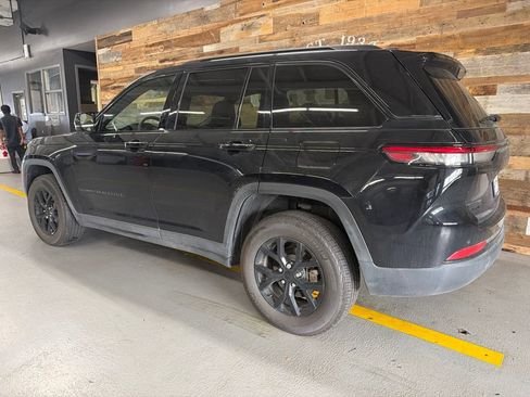 Used 2025 Jeep Grand Cherokee Altitude AWD/4WD image 6