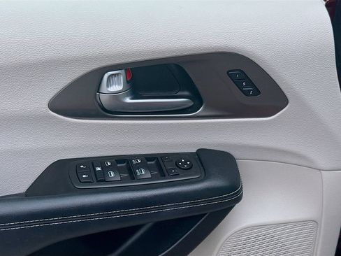 Used 2021 Chrysler Pacifica Touring-L w/ Premium & Safety Sphere Group FWD image 16