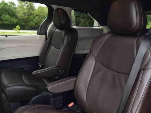 Used 2024 Toyota Sienna Platinum FWD image 18