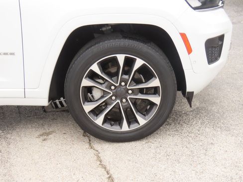 Used 2022 Jeep Grand Cherokee Overland w/ Luxury Tech Group IV AWD/4WD image 9