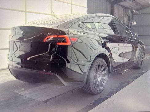 Used 2025 Tesla Model Y Long Range AWD/4WD image 3