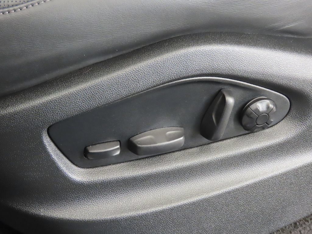 Certified 2025 Porsche Cayenne Coupe AWD/4WD image 41