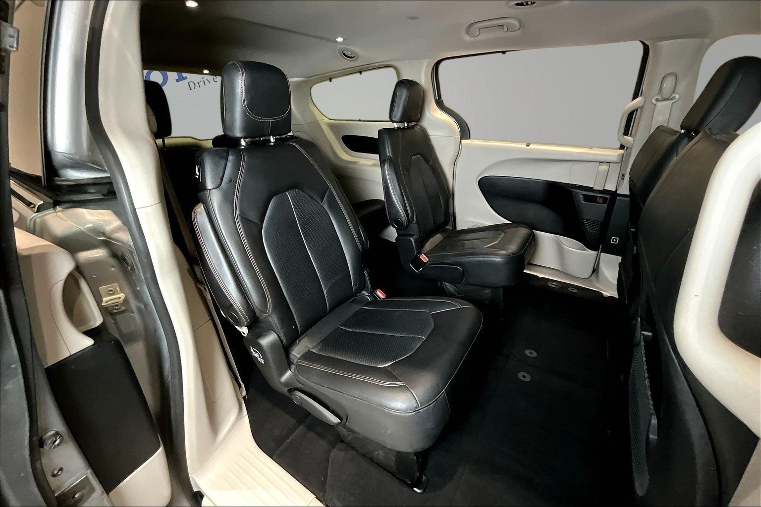 Used 2020 Chrysler Pacifica Touring-L w/ Tire & Wheel Group FWD image 24