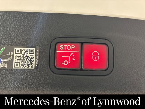 Used 2025 Mercedes-Benz GLC 350e 4MATIC image 29