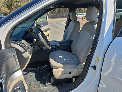 Used 2018 Ford Explorer Base image 15