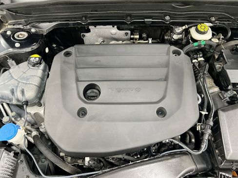 Used 2024 Volvo XC40 B5 Plus AWD/4WD image 24
