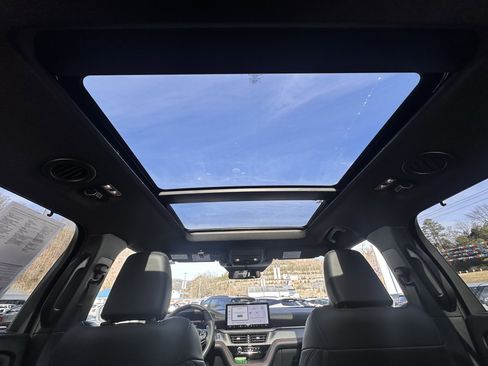 Used 2025 Ford Explorer ST image 19