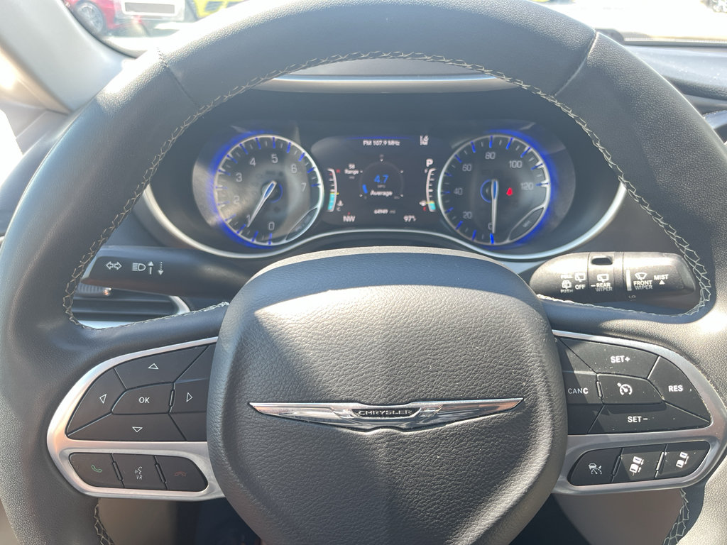 Used 2023 Chrysler Pacifica Touring-L FWD image 19