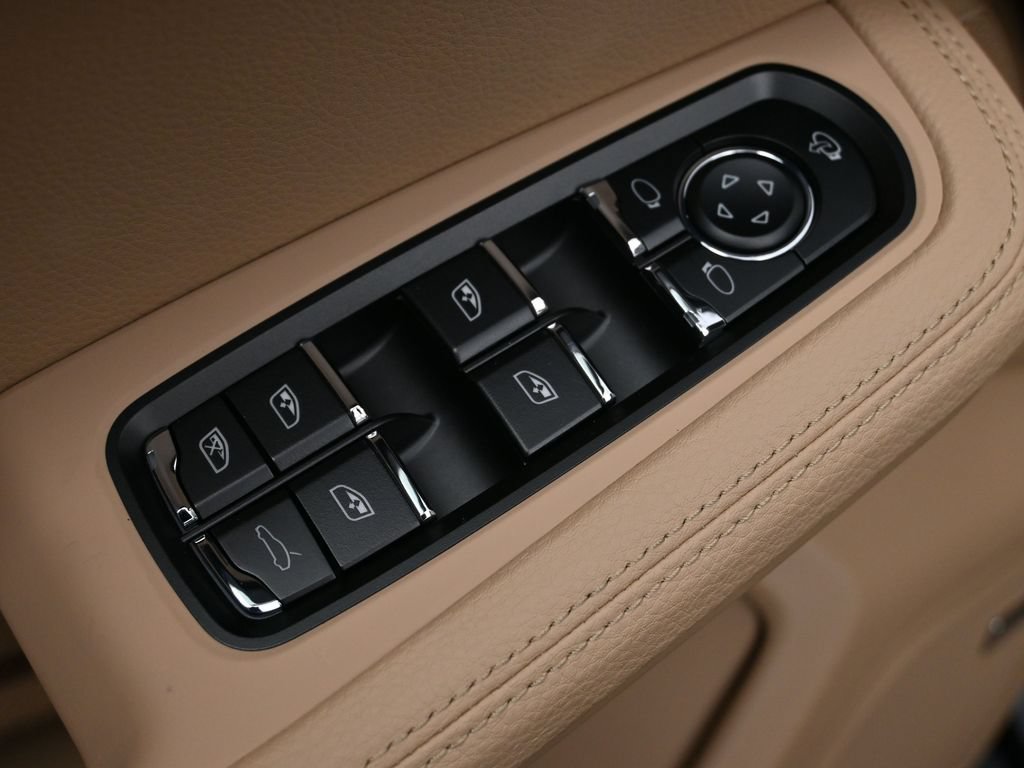 Used 2026 Porsche Macan AWD/4WD image 19