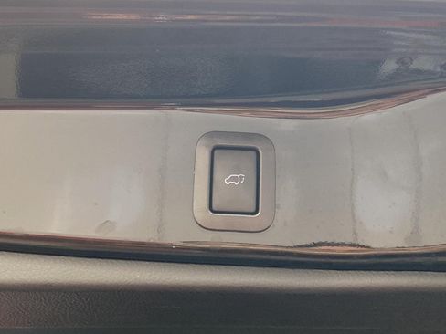 Used 2019 Toyota Highlander XLE AWD/4WD image 17