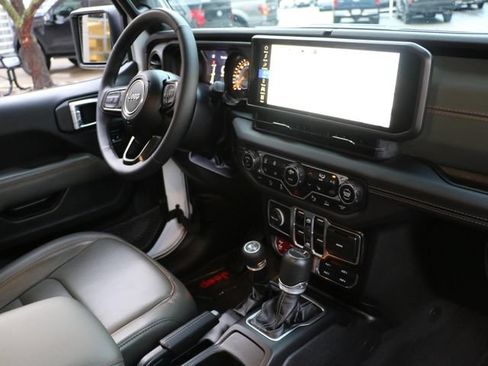 Used 2025 Jeep Gladiator Mojave AWD/4WD image 13