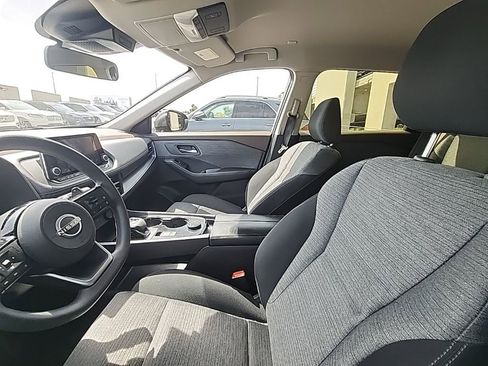 Used 2023 Nissan Rogue SV image 4