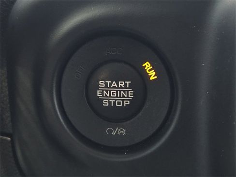 Used 2020 Jeep Wrangler Unlimited Sahara image 24