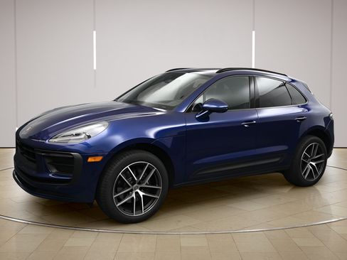 Certified 2025 Porsche Macan AWD/4WD image 4
