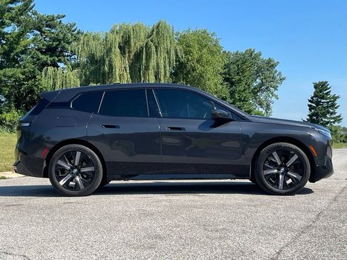 Used 2024 BMW iX xDrive50 w/ Premium Package AWD/4WD image 8