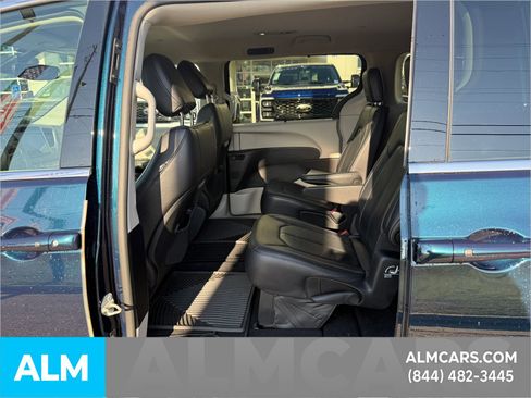 Used 2022 Chrysler Pacifica Touring-L image 11