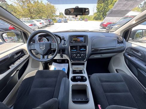 Used 2016 Dodge Grand Caravan SXT image 12