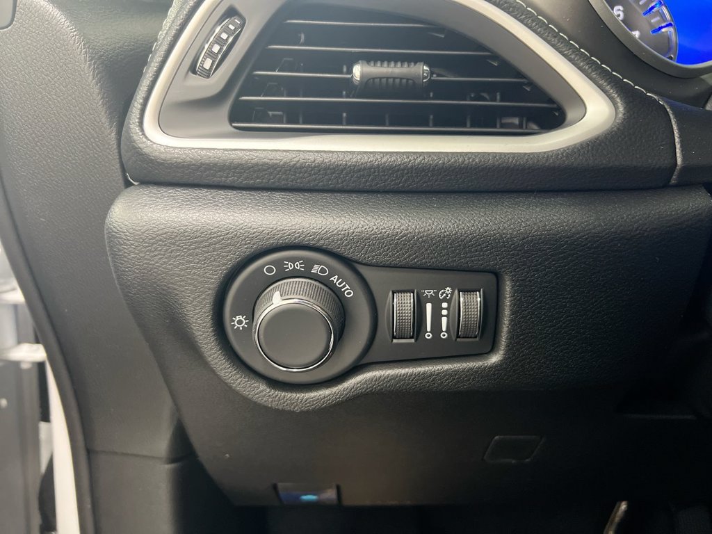 New 2027 Chrysler Pacifica Select AWD/4WD image 18