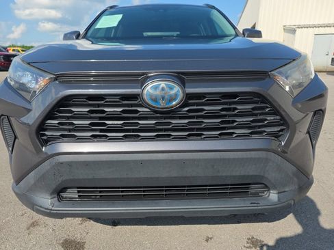 Used 2019 Toyota RAV4 LE AWD/4WD image 2
