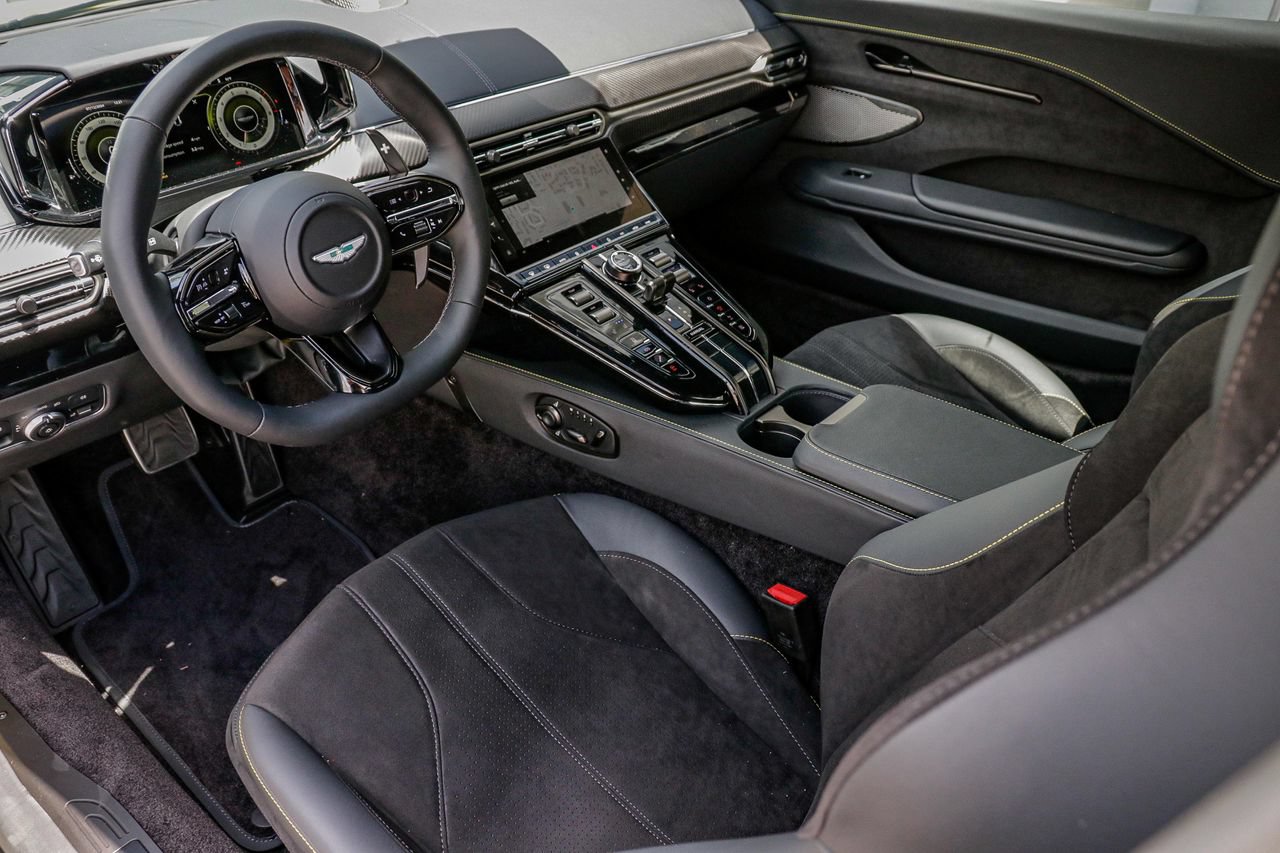 Used 2025 Aston Martin V8 Vantage Coupe RWD image 16