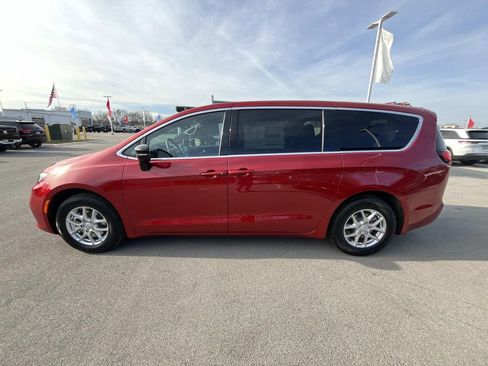 New 2026 Chrysler Pacifica Select image 4