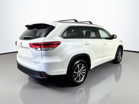 Used 2018 Toyota Highlander XLE AWD/4WD image 8