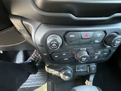 Used 2023 Jeep Renegade Altitude image 14