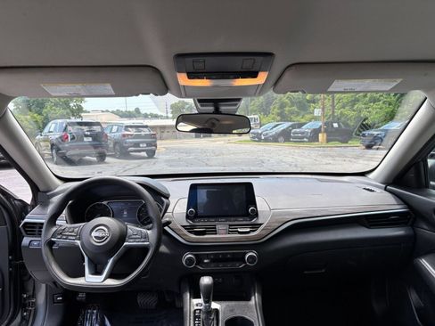 Used 2025 Nissan Altima 2.5 SV FWD image 28