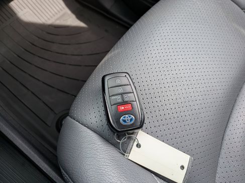 Used 2025 Toyota Sienna LE w/ LE Plus Package AWD/4WD image 41