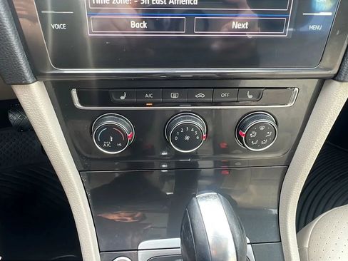 Used 2019 Volkswagen Golf SE image 19