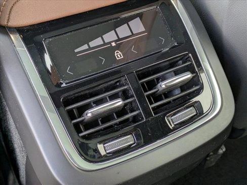 Used 2022 Volvo XC60 B5 Inscription image 18