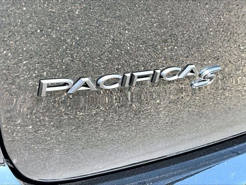 Used 2026 Chrysler Pacifica Limited w/ Uconnect Theater Family Group FWD image 9