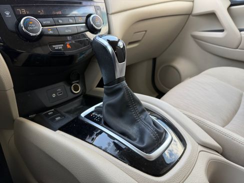 Used 2020 Nissan Rogue SV w/ Premium Package FWD image 16