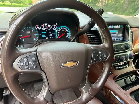 Used 2020 Chevrolet Suburban Premier w/ Premier 6.2L Value Package AWD/4WD image 10