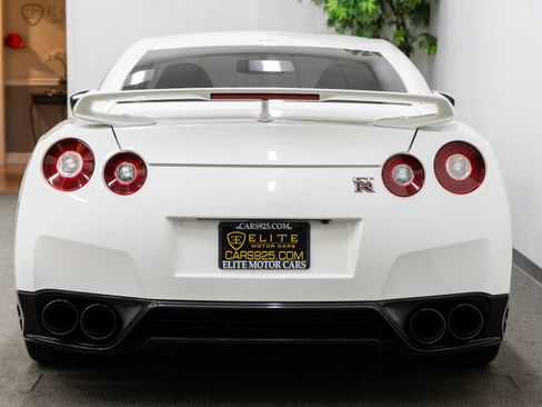 Used 2016 Nissan GT-R Premium AWD/4WD image 4