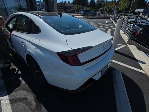 Used 2021 Hyundai Sonata Limited w/ Preferred Accessory Package FWD image 4