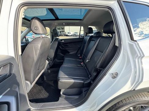 Certified 2022 Volkswagen Tiguan SE w/ Panoramic Sunroof Package image 9