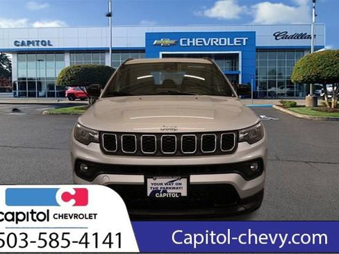 Used 2025 Jeep Compass Latitude image 8