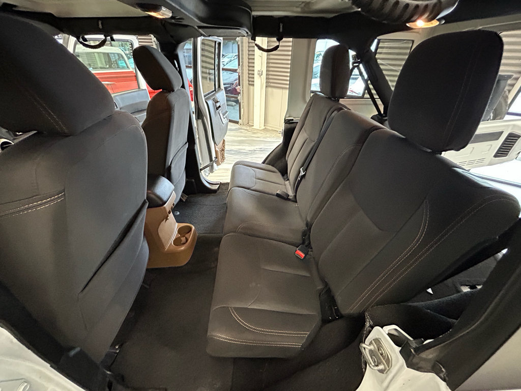 Used 2017 Jeep Wrangler Unlimited Rubicon w/ Connectivity Group AWD/4WD image 45