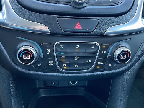 Used 2018 Chevrolet Equinox LT FWD image 16